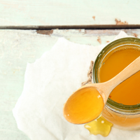 Does a metal spoon affect honey? 